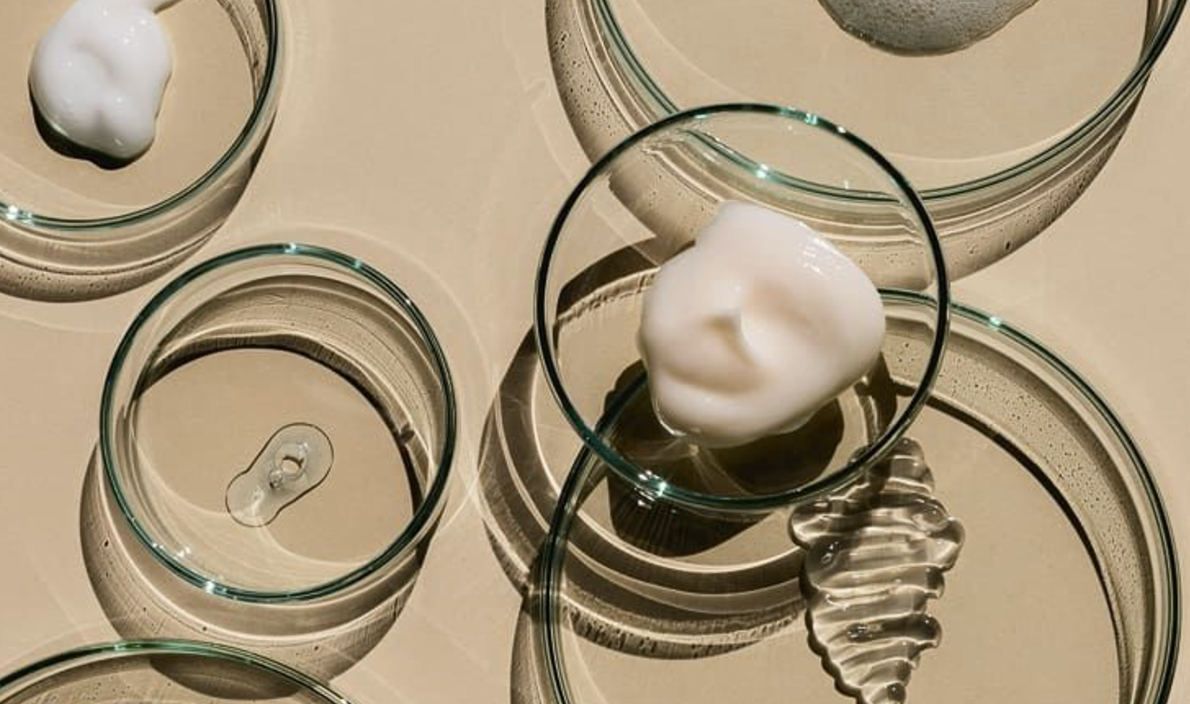 Cosmética minimalista: cómo menos productos pueden ofrecer mejores resultados.